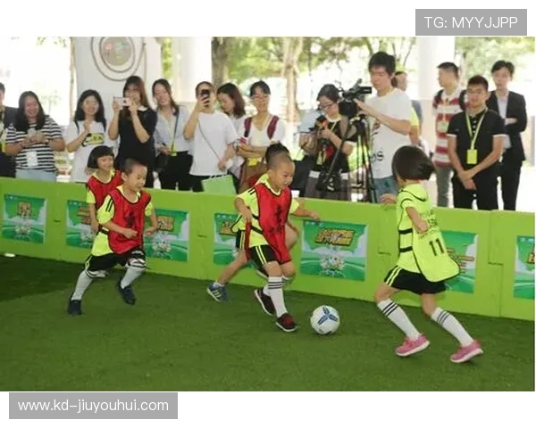 嘟嘟熊足球：探索儿童足球成长之路，培养未来的小小球星